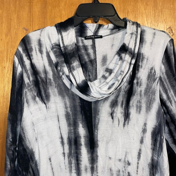•CHA CHA VENTE•BLACK & GRAY TIE-DYE RAYON/SPANDEX COWL NECK & SHARK BITE BLOUSE - Picture 5 of 9